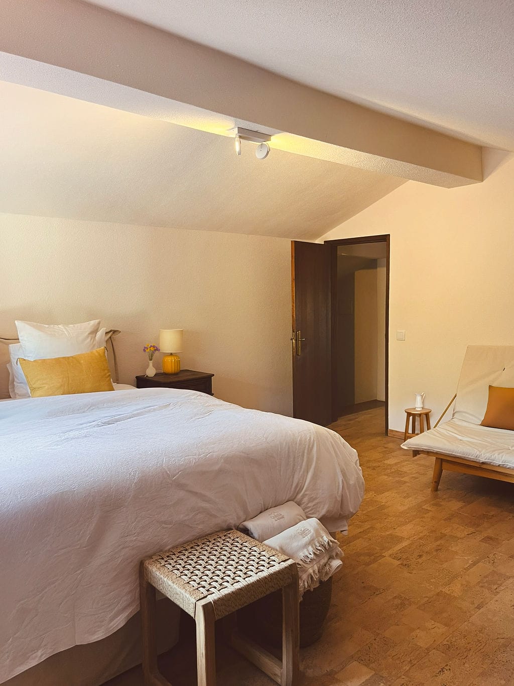 Farmhouse Room with Shared Bathroom - Image 4