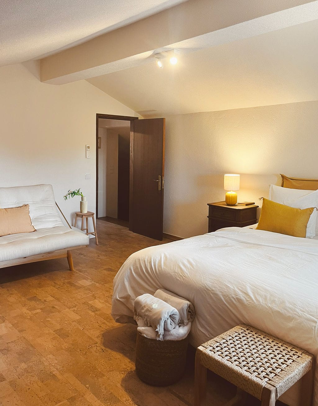 Farmhouse Room with Shared Bathroom - Image 5