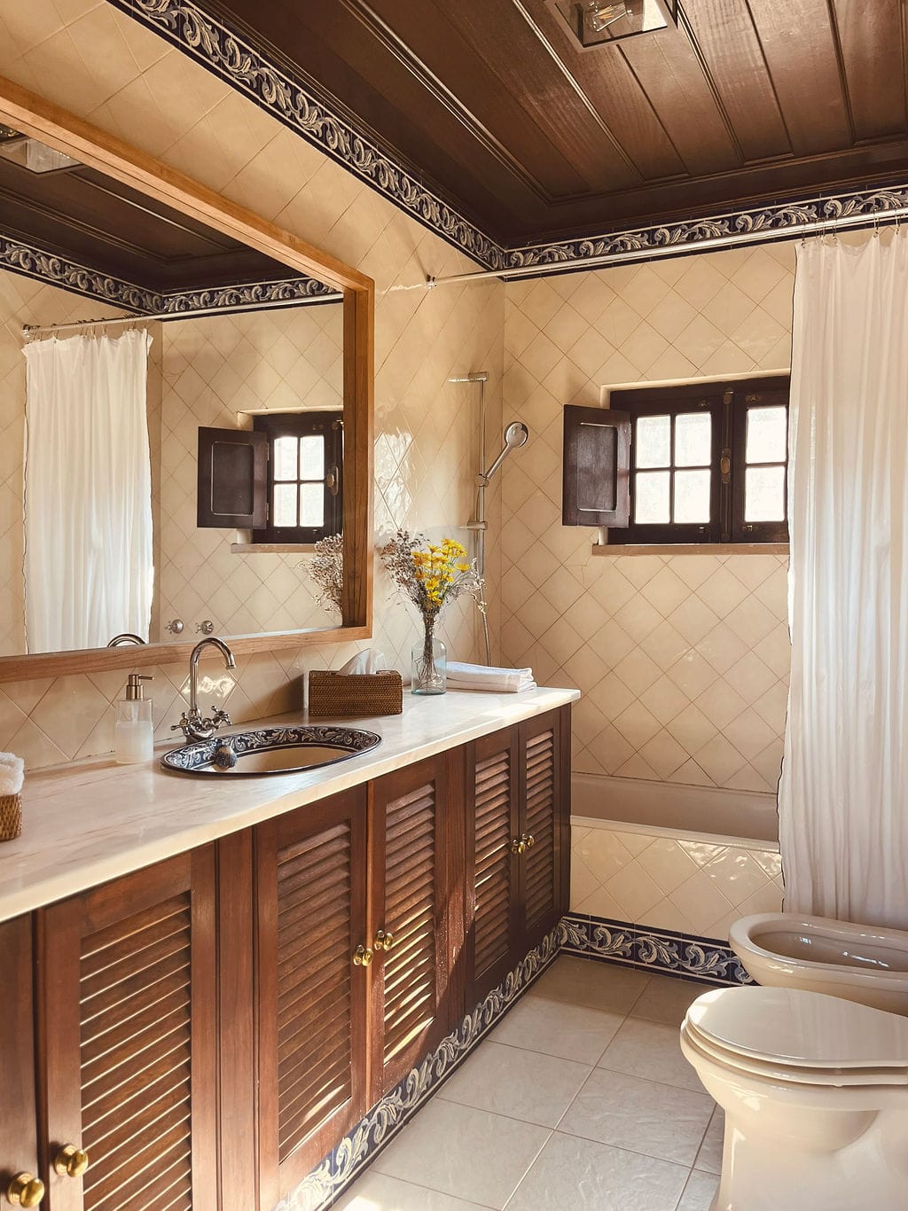 Farmhouse Room with Shared Bathroom - Image 3