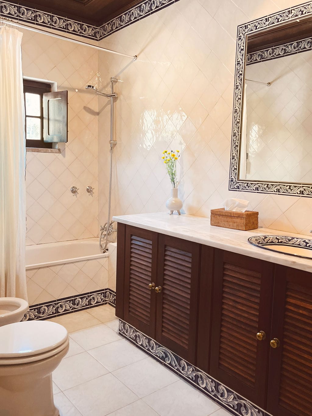 Farmhouse Ensuite Twin Room - Image 3