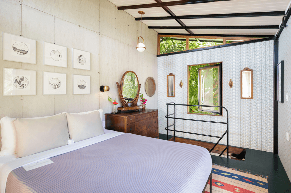 Meeshel's Cabin (Private/Couples Room)