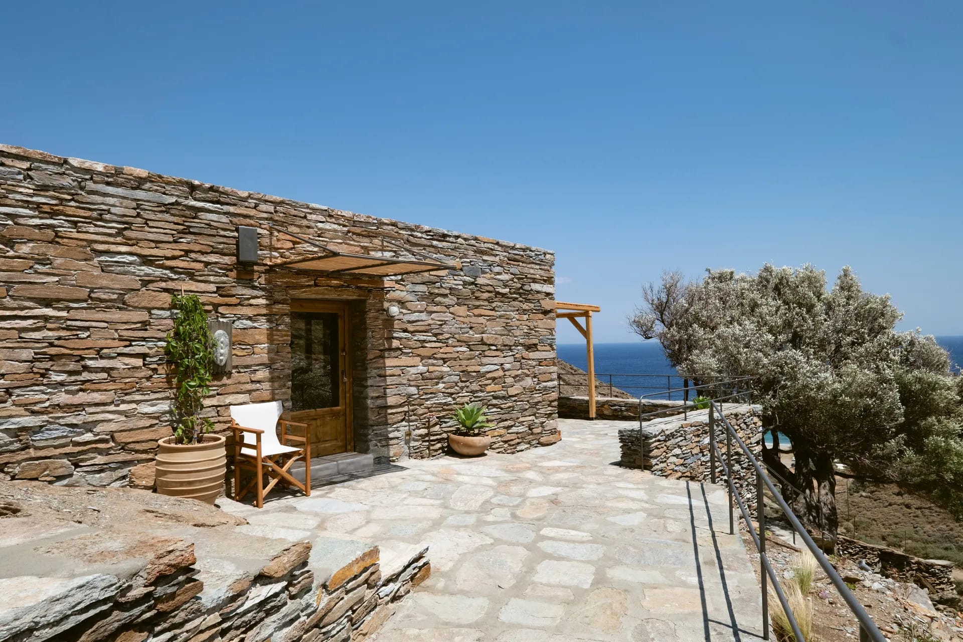 Amygdalo Room - Image 1